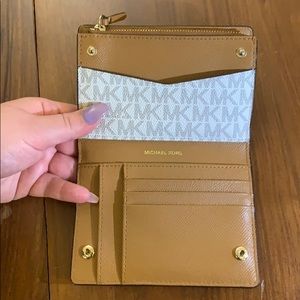 NEW MICHAEL KORS tan and white leather wallet